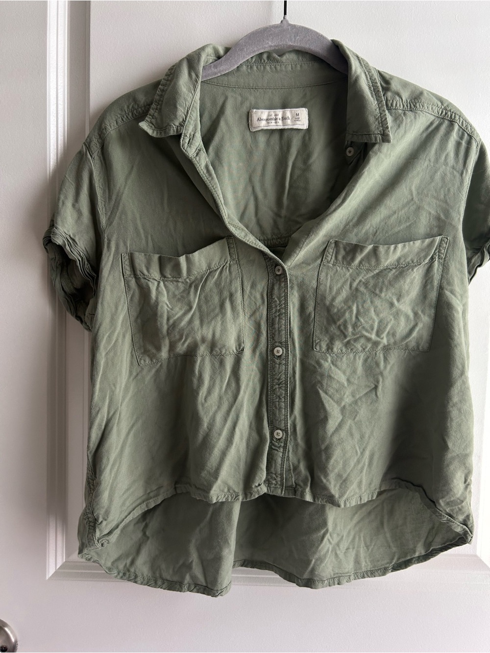 Abercrombie & Fitch Olive Green Cropped Casual Button-Up Shirt